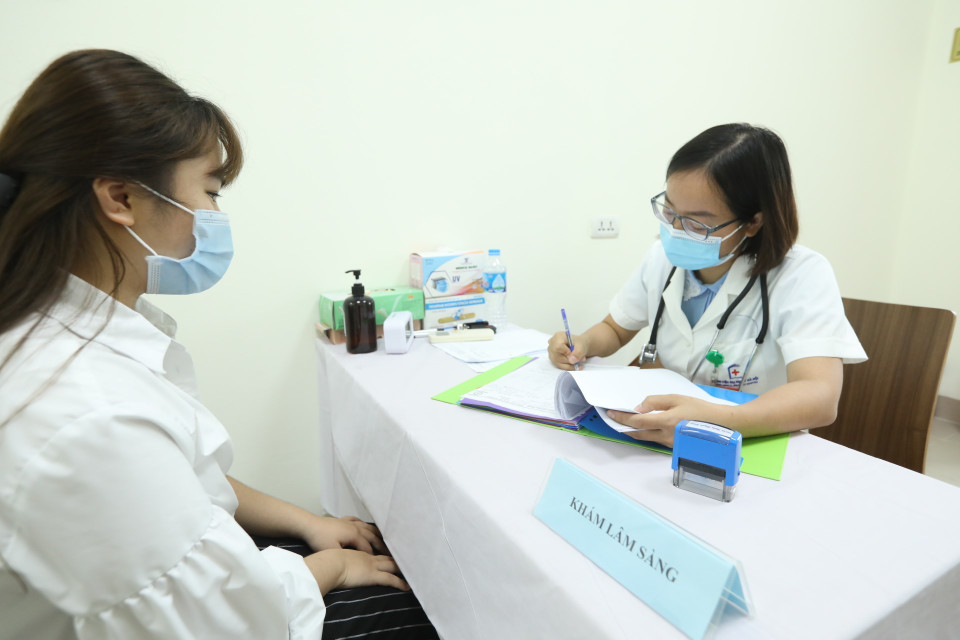 Khám sàng lọc trước khi tiêm thử nghiệm vaccine ARCT-154 phòng COVID-19. (Ảnh: Minh Quyết/TTXVN)