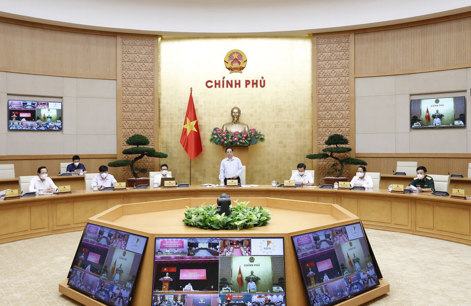 Thủ tướng Phạm Minh Chính chủ trì hội nghị trực tuyến sơ kết công tác phòng chống dịch COVID-19 tại các tỉnh, thành phố đang thực hiện giãn cách xã hội theo Chỉ thị số 16. (Ảnh: Dương Giang/TTXVN) 