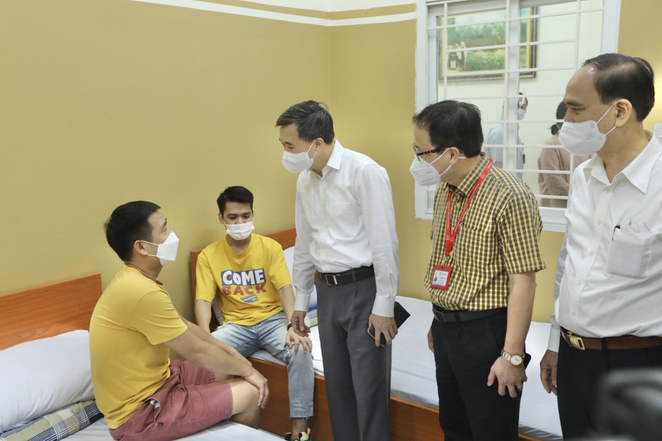 Thứ trưởng Bộ Y tế Trần Văn Thuấn, động viên các tình nguyện viên trước khi tiêm thử nghiệm lâm sàng vaccine ARCT-154 phòng COVID-19. (Ảnh: Minh Quyết/TTXVN