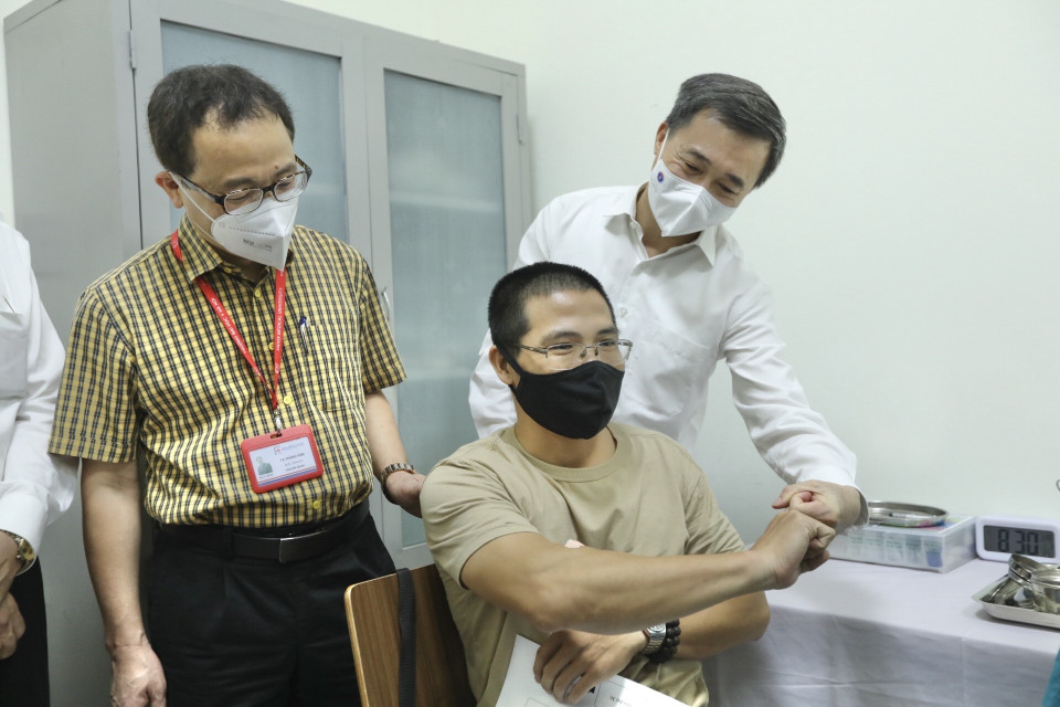 Tình nguyện viên đầu tiên được tiêm thử nghiệm lâm sàng vaccine ARCT-154 phòng COVID-19. (Ảnh: Minh Quyết/TTXVN)