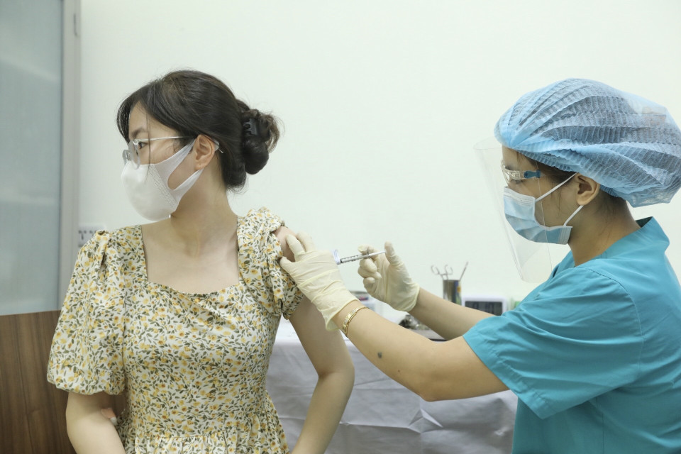 Nhân viên y tế tiêm thử nghiệm vaccine ARCT-154 phòng COVID-19 cho tình nguyện viên ngày 15/8/2021. (Ảnh: Minh Quyết/TTXVN)