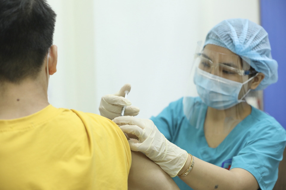 Nhân viên y tế tiêm thử nghiệm vaccine ARCT-154 phòng COVID-19 cho tình nguyện viên ngày 15/8/2021. (Ảnh: Minh Quyết/TTXVN)