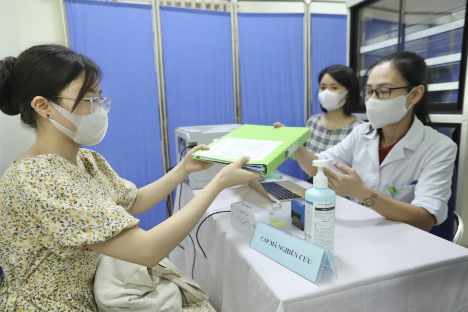 Khu vực cấp mã nghiên cứu cho tình nguyện viên tham gia thử nghiệm. (Ảnh: Minh Quyết/TTXVN)