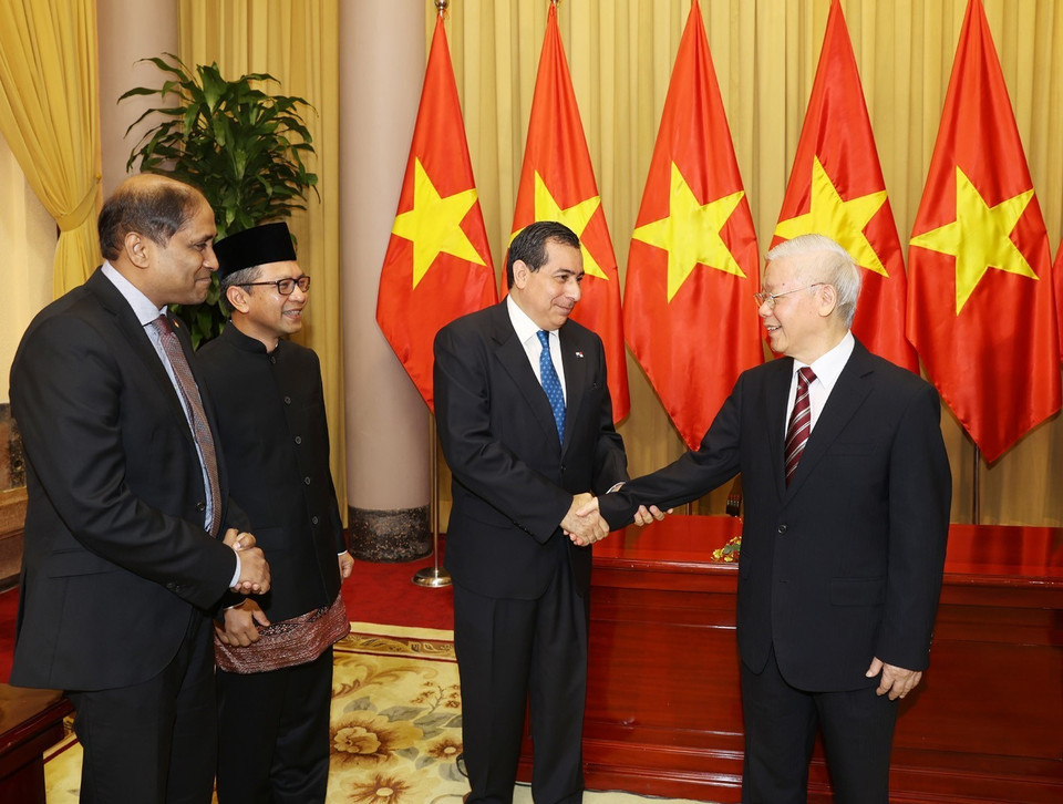 Tổng Bí thư, Chủ tịch nước Nguyễn Phú Trọng nói chuyện với các Đại sứ. (Ảnh: Trí Dũng/TTXVN)