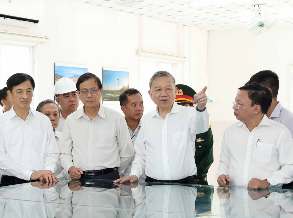 Tổng Bí thư Tô Lâm kiểm tra thực địa Cảng biển tổng hợp Cà Ná, xã Phước Diêm, huyện Thuận Nam, tỉnh Ninh Thuận. (Ảnh: Thống Nhất/TTXVN)