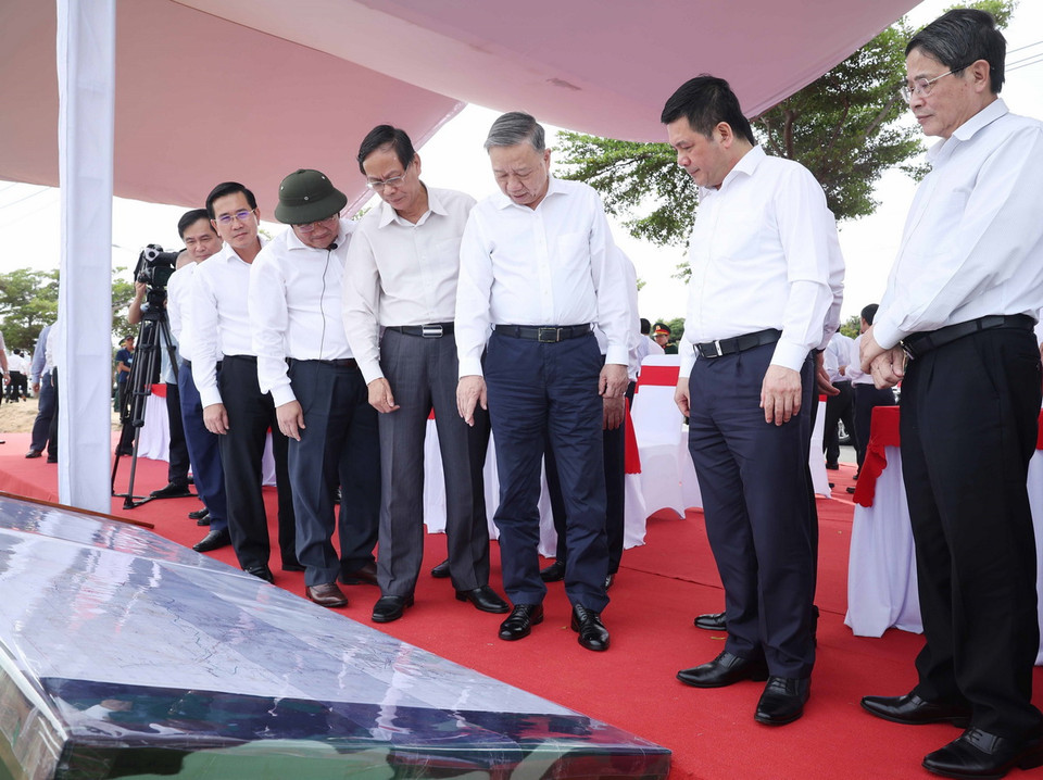 Tổng Bí thư Tô Lâm quan sát vị trí quy hoạch Nhà máy điện hạt nhân Ninh Thuận 1. (Ảnh: Thống Nhất/TTXVN)