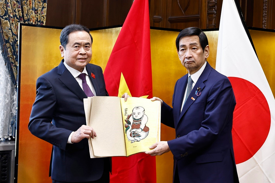 Chủ tịch Quốc hội Trần Thanh Mẫn tặng quà lưu niệm cho Chủ tịch Thượng viện Nhật Bản Sekiguchi Masakazu. (Ảnh: Doãn Tấn/TTXVN)