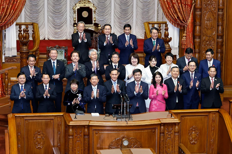 Chủ tịch Quốc hội Trần Thanh Mẫn và Chủ tịch Thượng viện Nhật Bản Sekiguchi Masakazu cùng đại biểu chụp ảnh lưu niệm tại Thượng viện. (Ảnh: Doãn Tấn/TTXVN)