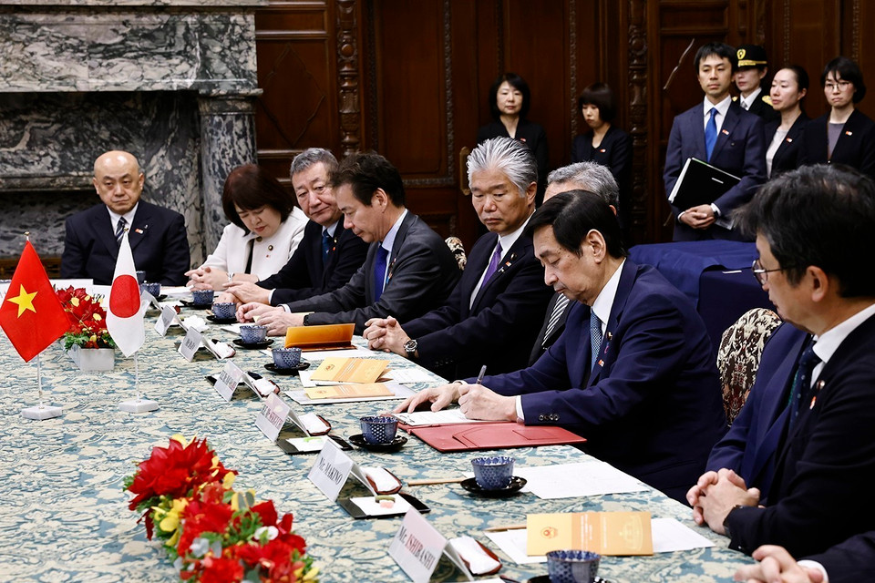 Chủ tịch Thượng viện Nhật Bản Sekiguchi Masakazu ký thoả thuận hợp tác. (Ảnh: Doãn Tấn/TTXVN)