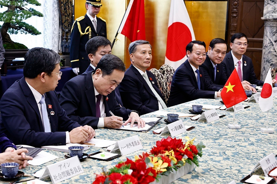 Chủ tịch Quốc hội Trần Thanh Mẫn ký thỏa thuận hợp tác. (Ảnh: Doãn Tấn/TTXVN)