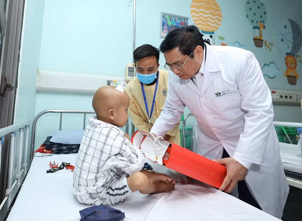 Thủ tướng Phạm Minh Chính tặng quà cho các bệnh nhi đang điều trị tại Bệnh viện Nhi Trung ương. (Ảnh: Dương Giang/TTXVN)