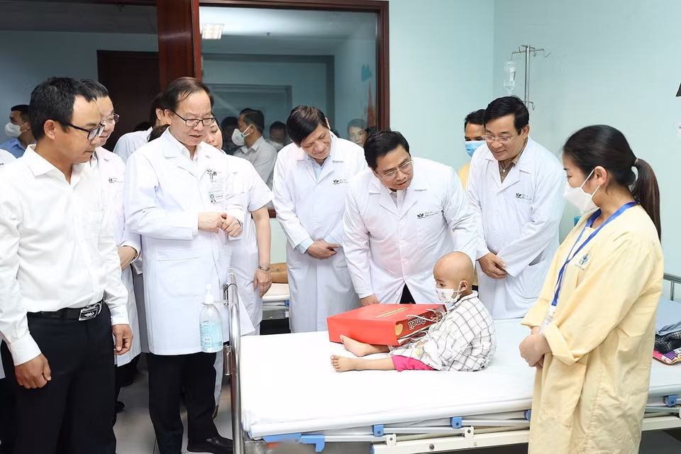 Thủ tướng Phạm Minh Chính thăm và tặng quà cho các bệnh nhi đang điều trị tại Bệnh viện Nhi Trung ương. (Ảnh: Dương Giang/TTXVN)
