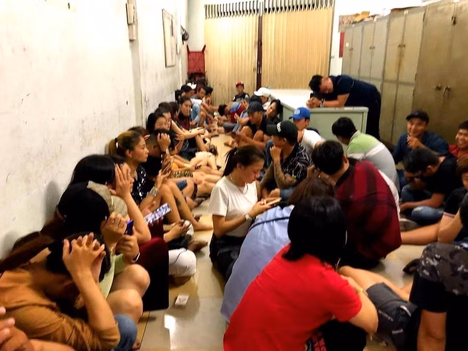 Người nghiện gia tăng, tạo ra nhu cầu sử dụng ma túy rất lớn. Tệ nạn ma túy giờ len lỏi vào nhiều nhà hàng, khách sạn, vũ trường, quán bar, khu dân cư,...là nguyên nhân chủ yếu làm gia tăng tệ nạn xã hội và lây nhiễm HIV/AIDS, gây ra những hậu quả nghiêm trọng về mọi mặt. Gần đây là hiện tượng “ngáo đá” gây nhiều lo lắng cho đời sống xã hội. Trong ảnh: Ngày 31/5/2019, Công an Quận 5, TP.HCM phối hợp với các cơ quan chức năng bất ngờ kiểm tra vũ trường Đông Kinh (106-108, Trần Tuấn Khải, Phường 5, Quận 5), phát hiện 24 người sử dụng ma túy. (Ảnh: TTXVN phát)