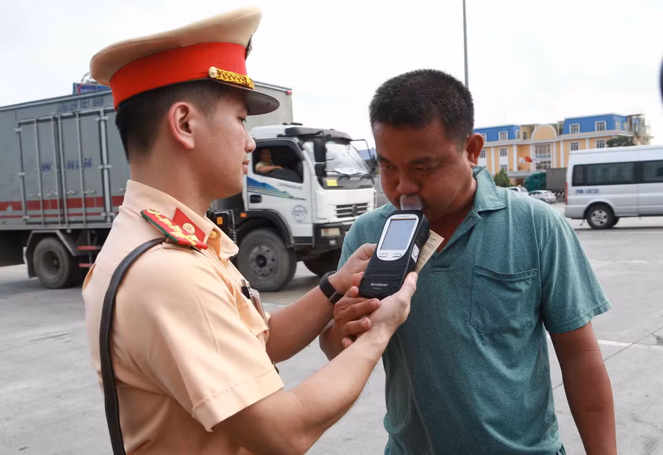 Tình trạng lái xe sử dụng chất ma túy, chất kích thích, vi phạm nồng độ cồn khi lái xe, gây ra những vụ tai nạn giao thông thương tâm thời gian qua là rất đáng lo ngại, trong khi việc kiểm tra, phát hiện xử lý hầu như chỉ phụ thuộc vào các hoạt động tuần tra, kiểm soát của cảnh sát giao thông. Hoạt động khám sức khỏe tập trung bắt buộc do ngành giao thông vận tải, y tế thực hiện tỷ lệ còn thấp so với thực tế; vai trò chủ động ngăn lái xe sử dụng ma túy, chất kích thích của chủ xe, chủ doanh nghiệp giao thông vận tải vẫn còn rất hạn chế...Trong ảnh: Cảnh sát giao thông tiến hành kiểm tra nồng độ cồn của lái xe khách trên cao tốc Hà Nội - Ninh Bình. (Ảnh: Doãn Tấn/TTXVN)
