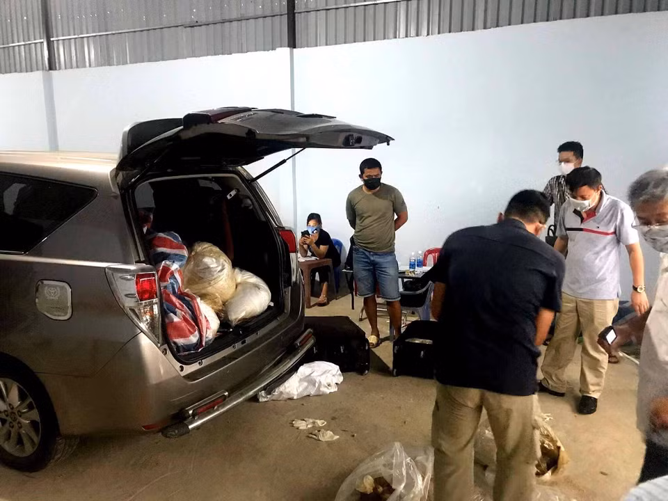 Các vụ bắt giữ ma túy lớn ở TP.HCM thời gian qua đều do các đối tượng nước ngoài cầm đầu và nguồn ma túy đều là từ vùng Tam giác Vàng vận chuyển tới. Điều này là cảnh báo việc Việt Nam và TP.HCM nói riêng đang trở thành trung tâm trung chuyển của ma túy từ Tam giác Vàng. Trong ảnh: Ngày 11/5/2019, Cục Cảnh sát điều tra tội phạm về ma túy (Bộ Công an) phối hợp với Cục Hải quan TP.HCM và các đơn vị chức năng phá thành công chuyên án 719ĐL, bắt giữ 4 người Đài Loan (Trung Quốc) vận chuyển trái phép 500 kg ma túy tổng hợp Ketamine - loại ma túy có giá nhất trên 'thị trường' hiện nay. Ảnh: TTXVN phát
