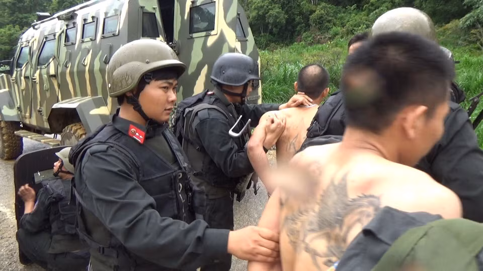 Trung bình mỗi năm, các cơ quan bảo vệ pháp luật phát hiện, bắt giữ gần 20.000 vụ với hơn 25.000 đối tượng phạm tội về ma túy. Tuy nhiên, tình hình tội phạm ma túy vẫn rất phức tạp, tội phạm không chỉ tập trung ở thành thị mà đã phát triển ở hầu hết các địa bàn nông thôn. Trong ảnh: Sau 3 ngày đêm vây ráp, tấn công sào huyệt (bản Tà Dê, xã Lóng Luông, huyện Vân Hồ, tỉnh Sơn La) của 2 trùm ma túy Nguyễn Thanh Tuân và Nguyễn Văn Thuận trong đường dây mua bán gần 1.200 bánh heroin, chiều 28/6/2018, Công an tỉnh Sơn La phối hợp với các đơn vị thuộc Bộ Công an đã tiêu diệt Tuân và Thuận, thu giữ nhiều vũ khí. Đây là cuộc đánh án có quy mô lớn nhất từ trước tới nay khi lực lượng công an phải điều động cả xe bọc thép và hỏa lực mạnh để tấn công. (Ảnh: TTXVN phát)