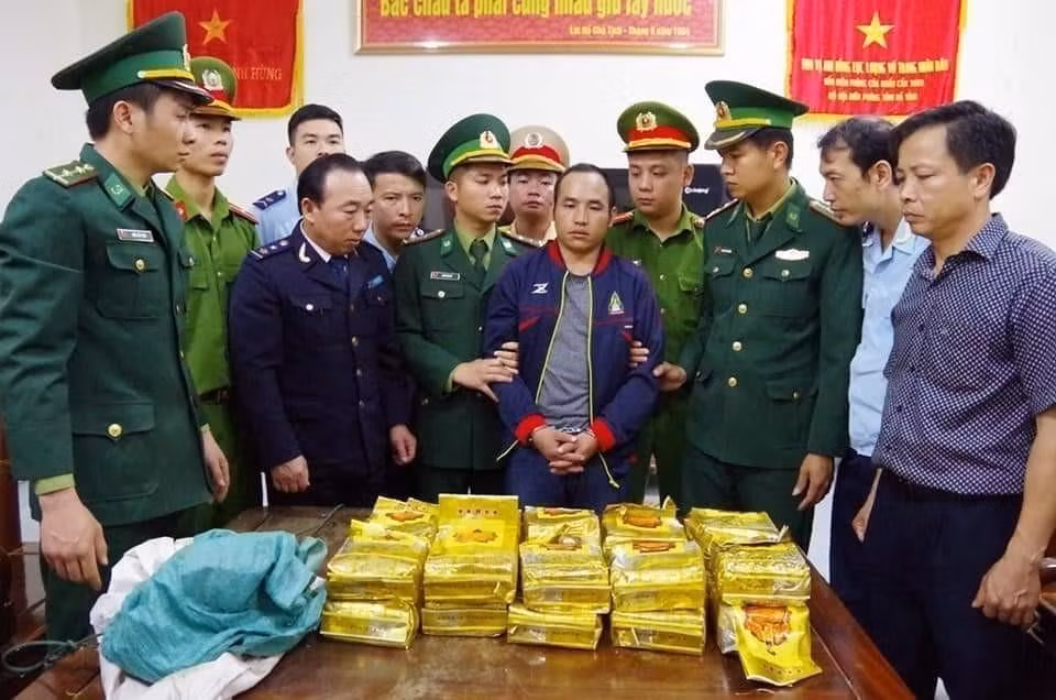Trung bình mỗi năm, các cơ quan bảo vệ pháp luật phát hiện, bắt giữ gần 20.000 vụ với hơn 25.000 đối tượng phạm tội về ma túy. Tuy nhiên, tình hình tội phạm ma túy vẫn rất phức tạp. Nhiều vụ ma túy được phát hiện, bắt giữ với số lượng ma túy lớn, nhiều đối tượng. Trong ảnh: Sáng sớm 17/2/2019, Bộ đội Biên phòng tỉnh Hà Tĩnh phối hợp với các lực lượng chức năng triệt phá đường dây vận chuyển ma túy lớn qua cửa khẩu Cầu Treo (Hà Tĩnh), thu giữ 294 kg ma túy tổng hợp dạng đá cùng nhiều tang vật khác. (Ảnh: Hoàng Ngà/TTXVN)