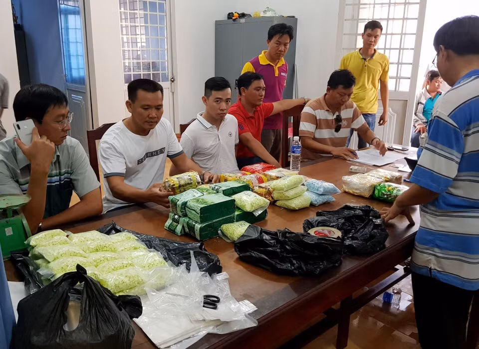 Trung bình mỗi năm, các cơ quan bảo vệ pháp luật phát hiện, bắt giữ gần 20.000 vụ với hơn 25.000 đối tượng phạm tội về ma túy. Tuy nhiên, tình hình tội phạm ma túy vẫn rất phức tạp. Trong ảnh: Ngày 13/4/2019, các lực lượng chức năng (Bộ đội Biên phòng, Hải quan, Công an) bắt giữ vụ vận chuyển 26,6kg ma túy từ Campuchia về Việt Nam qua đường biên giới khu vực cửa khẩu Khánh Bình, tỉnh An Giang. (Ảnh: TTXVN phát)