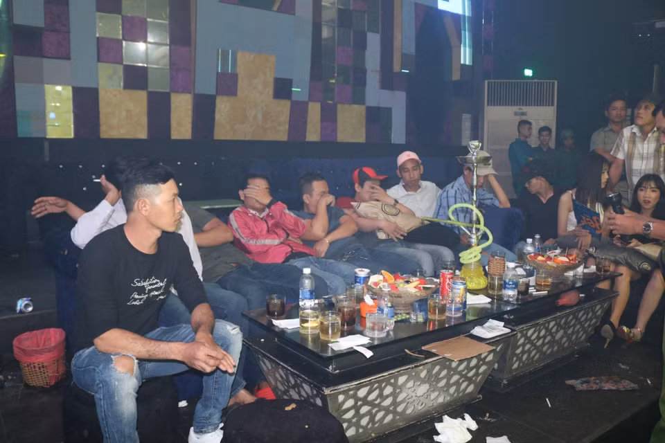 Người nghiện gia tăng, tạo ra nhu cầu sử dụng ma tuý rất lớn, càng kích thích số đối tượng mua bán, vận chuyển ma tuý từ nước ngoài vào Việt Nam. Tệ nạn ma túy giờ len lỏi vào nhiều nhà hàng, khách sạn, vũ trường, quán bar, khu dân cư,...là nguyên nhân chủ yếu làm gia tăng tệ nạn xã hội và lây nhiễm HIV/AIDS, gây ra những hậu quả nghiêm trọng về kinh tế, xã hội và sức khỏe cộng đồng; trở thành hiểm họa lớn, đe dọa giống nòi, gây mất ổn định chính trị-xã hội….Trong ảnh: Khoảng 00 giờ 40 phút ngày 6/6/2019, Công an thị xã Thuận An, tỉnh Bình Dương tiến hành kiểm tra Công ty TNHH Thịnh Thành Tâm (Bar Diamond Luxury cũ), tại Lô CT01A, Khu dân cư Việt Sing, khu phố 4, phường An Phú, thị xã Thuận An, phát hiện và tạm giữ 26 trường hợp có sử dụng trái phép chất ma tuý, tịch thu 8 viên nén (nghi vấn thuốc lắc) và 1 túi nylon chứa tinh thể màu trắng (nghi vấn Ketamine). (Ảnh: Huyền Trang/TTXVN)