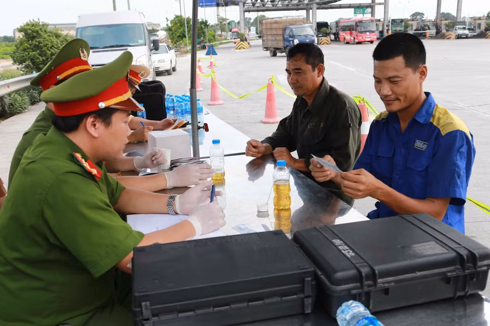 Tình trạng lái xe sử dụng chất ma túy, chất kích thích, vi phạm nồng độ cồn khi lái xe, gây ra những vụ tai nạn giao thông thương tâm thời gian qua là rất đáng lo ngại, trong khi việc kiểm tra, phát hiện xử lý hầu như chỉ phụ thuộc vào các hoạt động tuần tra, kiểm soát của cảnh sát giao thông. Hoạt động khám sức khỏe tập trung bắt buộc do ngành giao thông vận tải, y tế thực hiện tỷ lệ còn thấp so với thực tế; vai trò chủ động ngăn lái xe sử dụng ma túy, chất kích thích của chủ xe, chủ doanh nghiệp giao thông vận tải vẫn còn rất hạn chế...Trong ảnh: Cảnh sát kiểm tra ma túy đối với lái xe trên cao tốc Hà Nội - Ninh Bình. (Ảnh: Doãn Tấn/TTXVN)