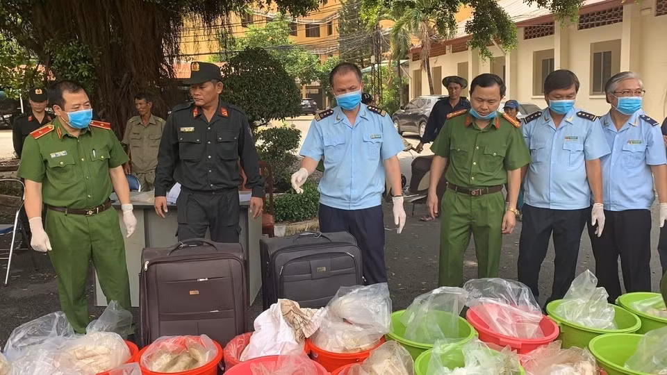 Các vụ bắt giữ ma túy lớn ở TP.HCM thời gian qua đều do các đối tượng nước ngoài cầm đầu và nguồn ma túy đều là từ vùng Tam giác Vàng vận chuyển tới. Điều này là cảnh báo việc Việt Nam và TP.HCM nói riêng đang trở thành trung tâm trung chuyển của ma túy từ Tam giác Vàng. Trong ảnh: Ngày 11/5/2019, Cục Cảnh sát điều tra tội phạm về ma túy (Bộ Công an) phối hợp với Cục Hải quan TP.HCM và các đơn vị chức năng phá thành công chuyên án 719ĐL, bắt giữ 4 người Đài Loan (Trung Quốc) vận chuyển trái phép 500 kg ma túy tổng hợp Ketamine - loại ma túy có giá nhất trên “thị trường” hiện nay (giá thị trường khoảng 500 tỷ đồng). (Ảnh: TTXVN phát)