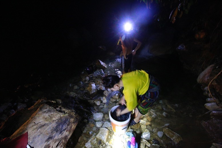 Sau trận lũ kinh hoàng tại bản Poọng, đã có 140 người là người già, trẻ em và phụ nữ... thuộc các hộ gia đình bị mất nhà đã được bộ đội biên phòng Tam Chung đón về ở tạm và được nuôi ăn trong thời gian chờ chính quyền địa phương khắc phục hậu quả. (Ảnh: Quyết Đạt/TTXVN)