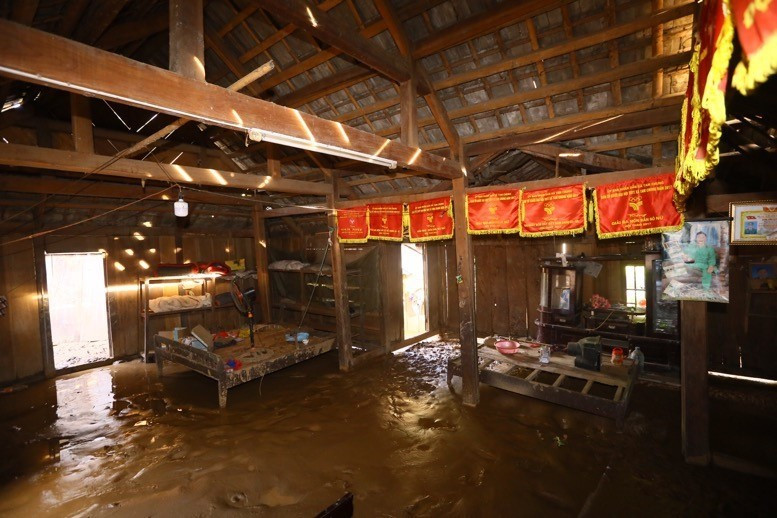 Nhà văn hóa của bản Poọng ngập đầy bùn đất sau cơn lũ dữ. (Ảnh: Quyết Đạt/TTXVN)