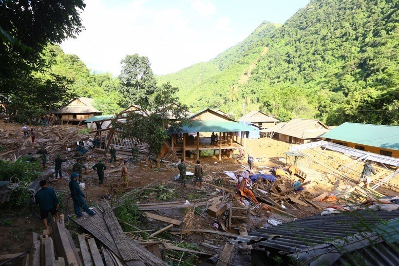 Người dân nơi đây phút chốc lâm vào cảnh không nhà, không có tài sản và phải đến ở tạm trong Đồn Biên phòng Tam Chung. (Ảnh: Quyết Đạt/TTXVN)