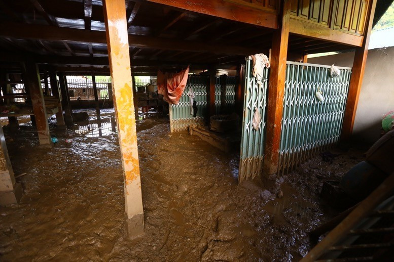 Nhiều nhà dân bị bùn đất tràn vào, gây thiệt hại tài sản. (Ảnh: Quyết Đạt/TTXVN)