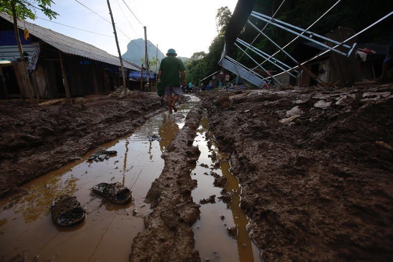 Theo thống kê chưa đầy đủ, đến ngày 6/9, trong đợt mưa lũ vừa qua, huyện vùng biên Mường Lát đã có 5 người tử vong do mưa lũ, 3 người mất tích, 121 ngôi nhà bị sập đổ hoàn toàn, 326 hộ dân phải di dời. (Ảnh: Quyết Đạt/TTXVN)