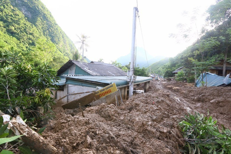 Nhiều ngôi nhà bị bùn đất vùi lấp. (Ảnh: Quyết Đạt/TTXVN)