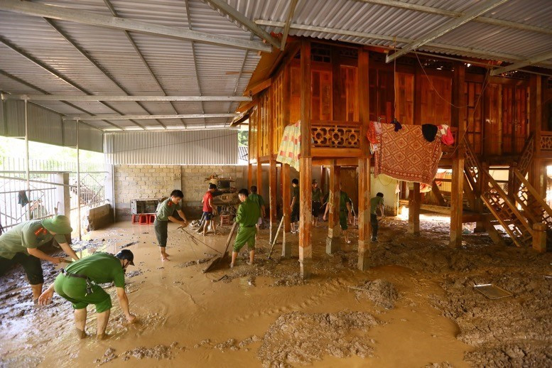 Đường giao thông vào đây hiện vẫn đang bị chia cắt. (Ảnh: Quyết Đạt/TTXVN)