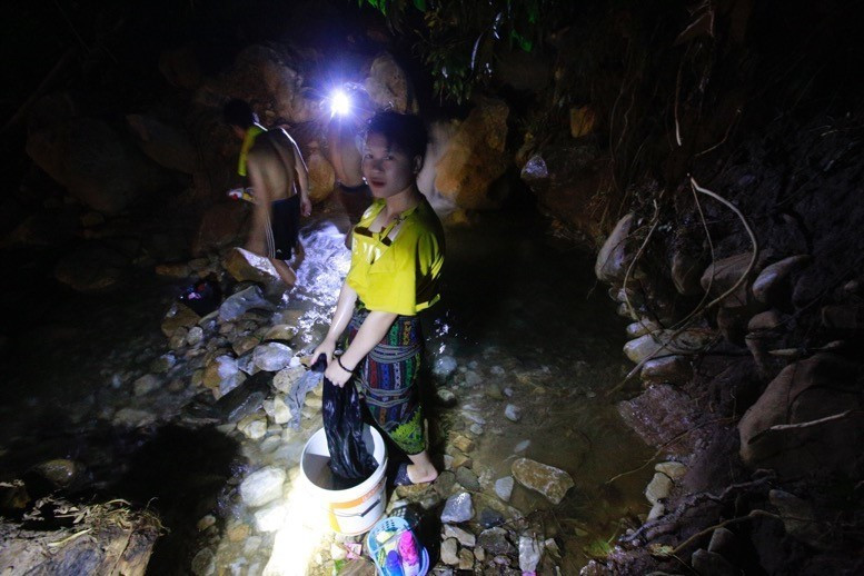 Người dân bản Poọng đang thiếu nước sinh hoạt, phải dùng nước suối. (Ảnh: Quyết Đạt/TTXVN)