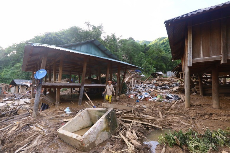 Vụ sạt lở đất nghiêm trọng xảy ra tại bản Poọng, xã Tam Chung, huyện Mường Lát, tỉnh Thanh Hóa đã vùi lấp và phá hủy nhiều căn nhà. (Ảnh: Quyết Đạt/TTXVN)