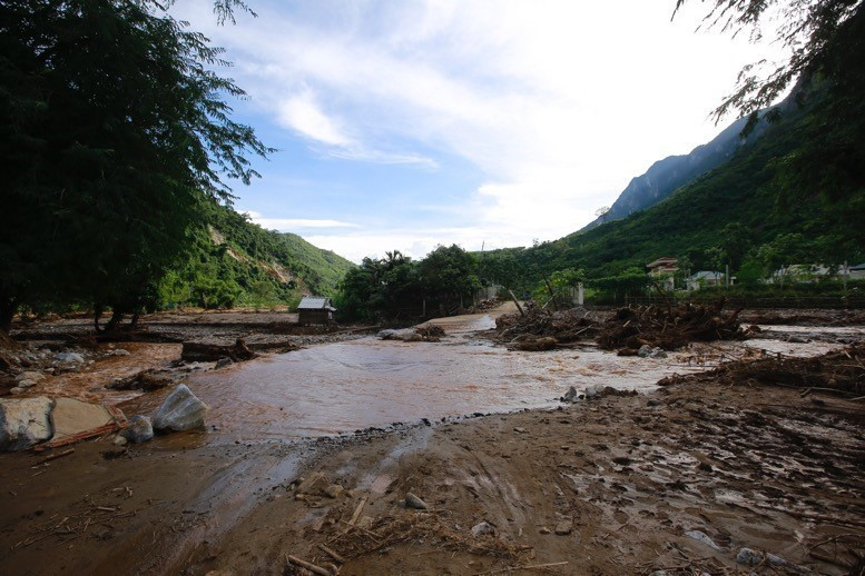 Đường vào bản Poọng vẫn bị chia cắt bởi nước lũ. (Ảnh: Quyết Đạt/TTXVN)