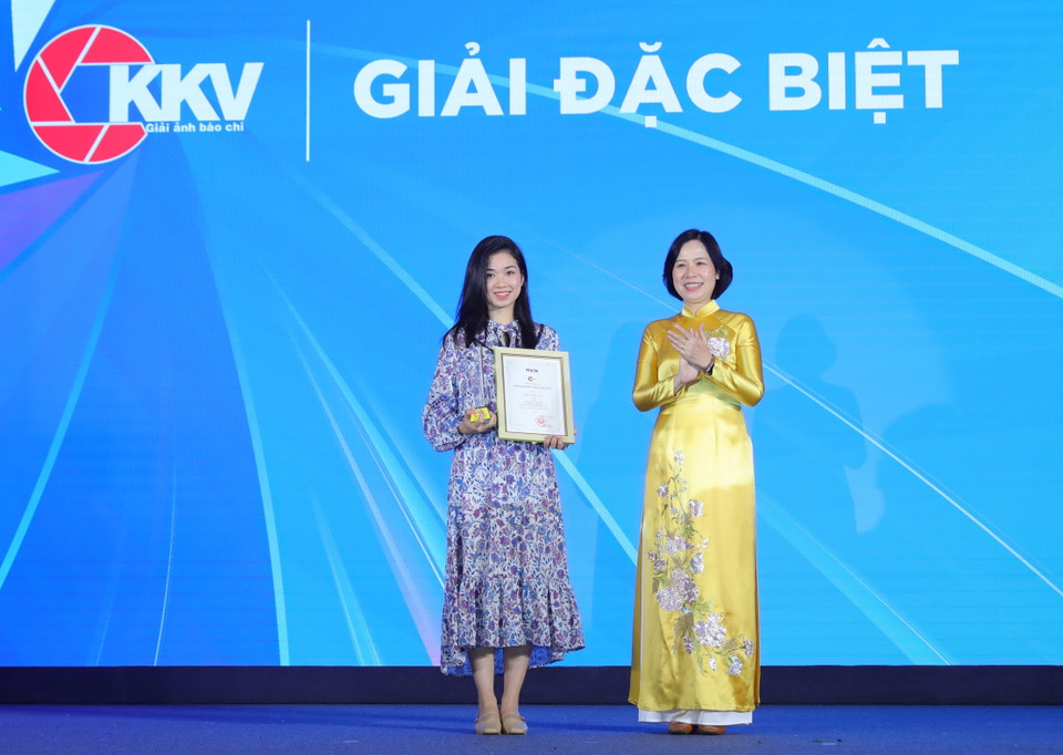 Tổng giám đốc TTXVN Vũ Việt Trang trao giải Đặc biệt cho đại diện tác giả Nguyễn Tiến Anh Tuấn. (Ảnh: Phương Hoa/TTXVN)