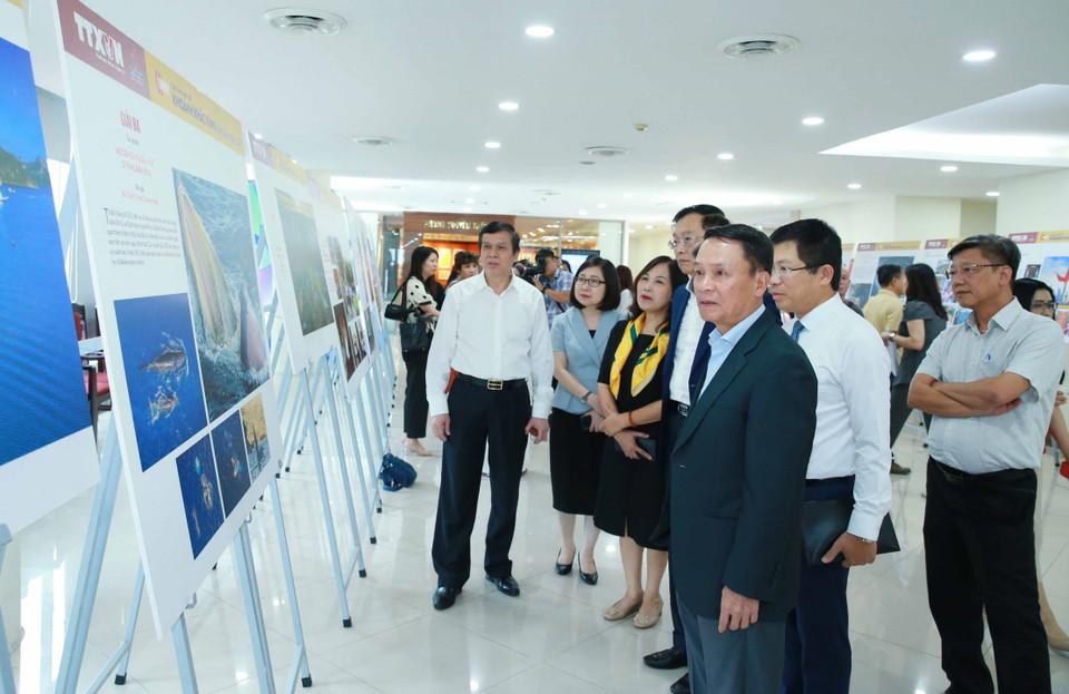 Đại biểu xem trưng bày các tác phẩm đoạt giải tại cuộc thi. (Ảnh: Phương Hoa/TTXVN)