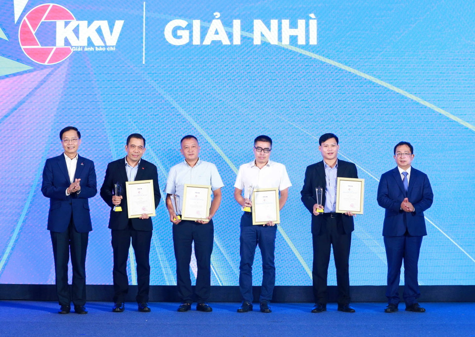 Các tác giả nhận giải Nhì Giải ảnh báo chí 'Khoảnh khắc Vàng' lần thứ 6. (Ảnh: Phương Hoa/TTXVN)