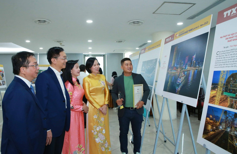Đại biểu tham quan Trưng bày các tác phẩm đoạt Giải ảnh báo chí 'Khoảnh khắc Vàng' lần thứ 6. (Ảnh: Phương Hoa/TTXVN)