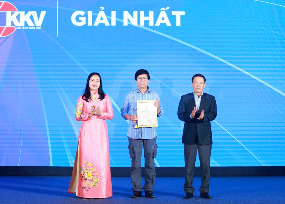 Tác giả Nguyễn Thanh Hà nhận giải Nhất. (Ảnh: Phương Hoa/TTXVN)