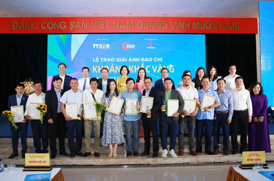 Các tác giả đoạt Giải ảnh báo chí 'Khoảnh khắc Vàng' lần thứ 6. (Ảnh: Phương Hoa/TTXVN)