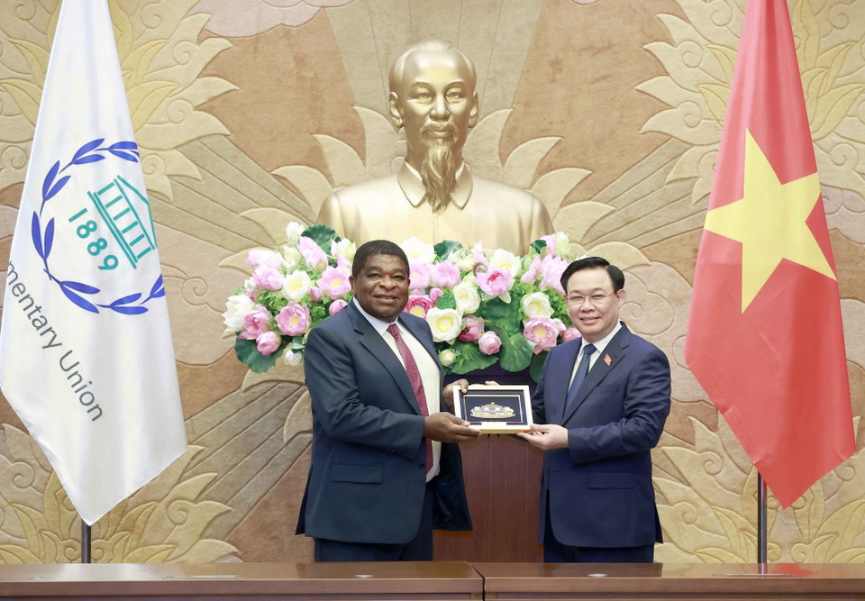 Chủ tịch Quốc hội Vương Đình tặng vật phẩm lưu niệm cho Ngài Martin Chungong, Tổng thư ký Liên minh Nghị viện Thế giới. (Ảnh: Doãn Tấn/TTXVN)