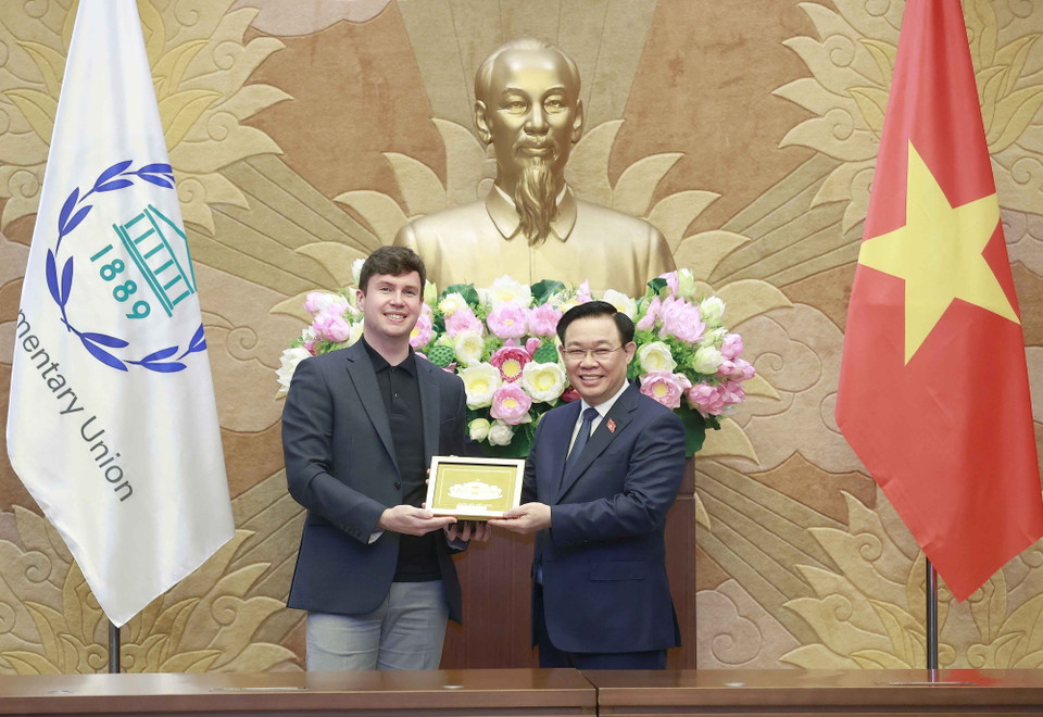 Chủ tịch Quốc hội Vương Đình tặng vật phẩm lưu niệm cho Ngài Dan Carden, Chủ tịch Diễn đàn Nghị sỹ trẻ IPU, Hạ nghị sỹ Vương quốc Anh. (Ảnh: Doãn Tấn/TTXVN)