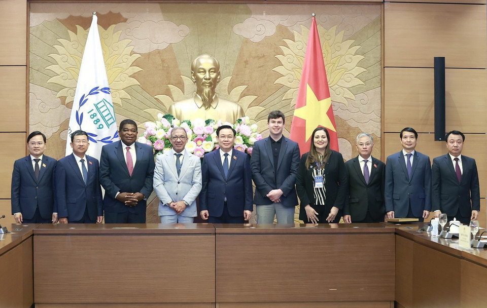 Chủ tịch Quốc hội Vương Đình Huệ chụp ảnh lưu niệm với đại biểu. (Ảnh: Doãn Tấn/TTXVN)