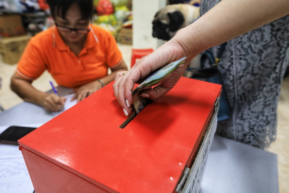 Số tiền quyên góp sẽ được chuyển đến tận tay các gia đình gặp nạn. (Ảnh: Tuấn Anh/TTXVN)