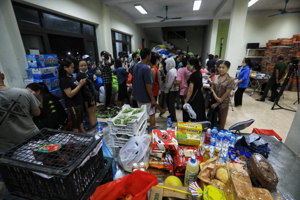 Rất nhiều thực phẩm được các nhà hảo tâm ủng hộ, hỗ trợ. (Ảnh: Tuấn Anh/TTXVN)