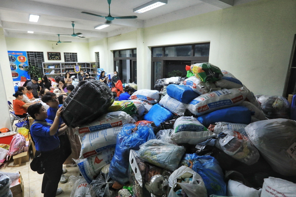 Rất nhiều đồ dùng và thực phẩm được quyên góp ủng hộ các gia đình gặp nạn. (Ảnh: Tuấn Anh/TTXVN)