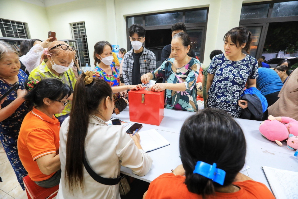 Tối muộn vẫn có nhiều người dân đến ủng hộ, quyên góp hỗ trợ các gia đình bị nạn trong vụ hỏa hoạn. (Ảnh: Tuấn Anh/TTXVN)