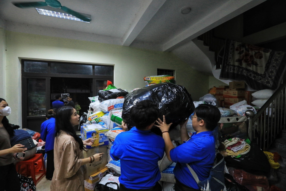 Các đoàn viên thanh niên hỗ trợ tại các điểm thu nhận quyên góp các gia đình gặp nạn. (Ảnh: Tuấn Anh/TTXVN)