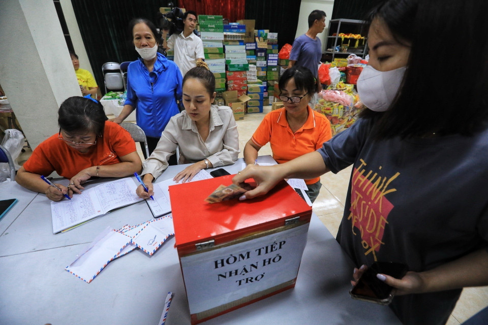 Số tiền quyên góp của các nhà hảo tâm sẽ được chuyển đến các gia đình bị nạn trong vụ hỏa hoạn ngày 12/9. (Ảnh: Tuấn Anh/TTXVN)